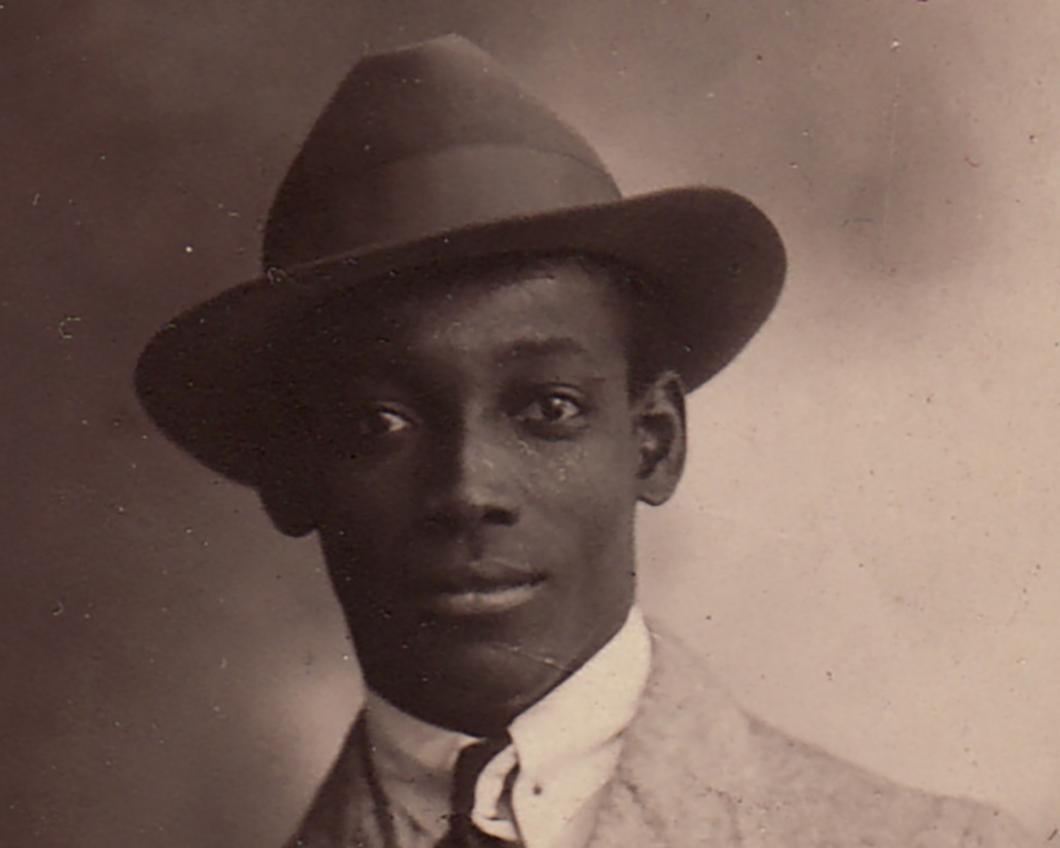 Portret Anton de Kom met gleufhoed op