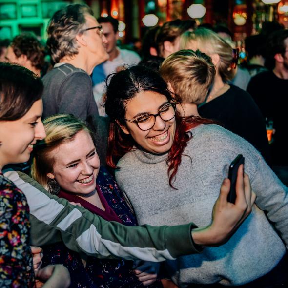 campaigners op een event met smartphone in hand